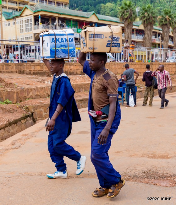 Abakora akazi ko kwikorera imizigo bakomeje akazi kabo