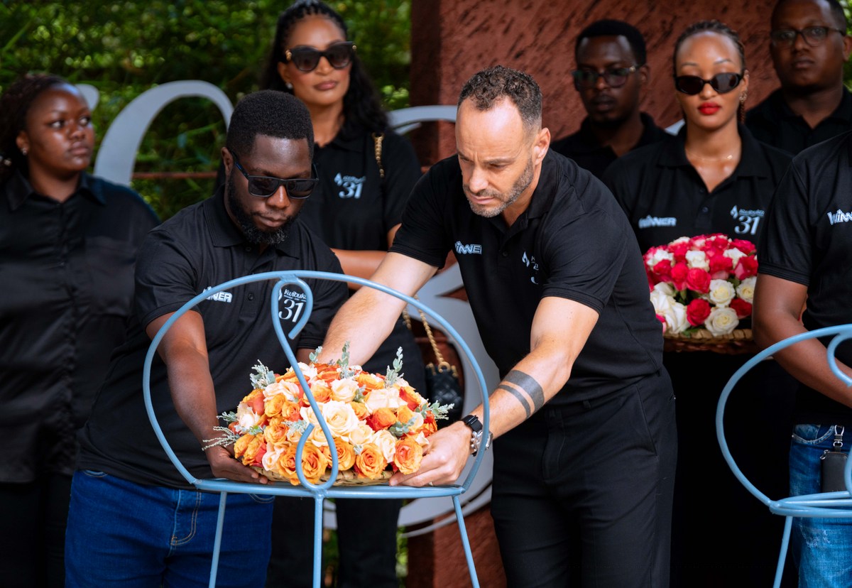 Abakora muri Winner Rwanda bashyize indabo ku mva ishyinguwemo Abatutsi barenga ibihumbi 250 iri mu Rwibutso rwa Jenoside rwa Kigali