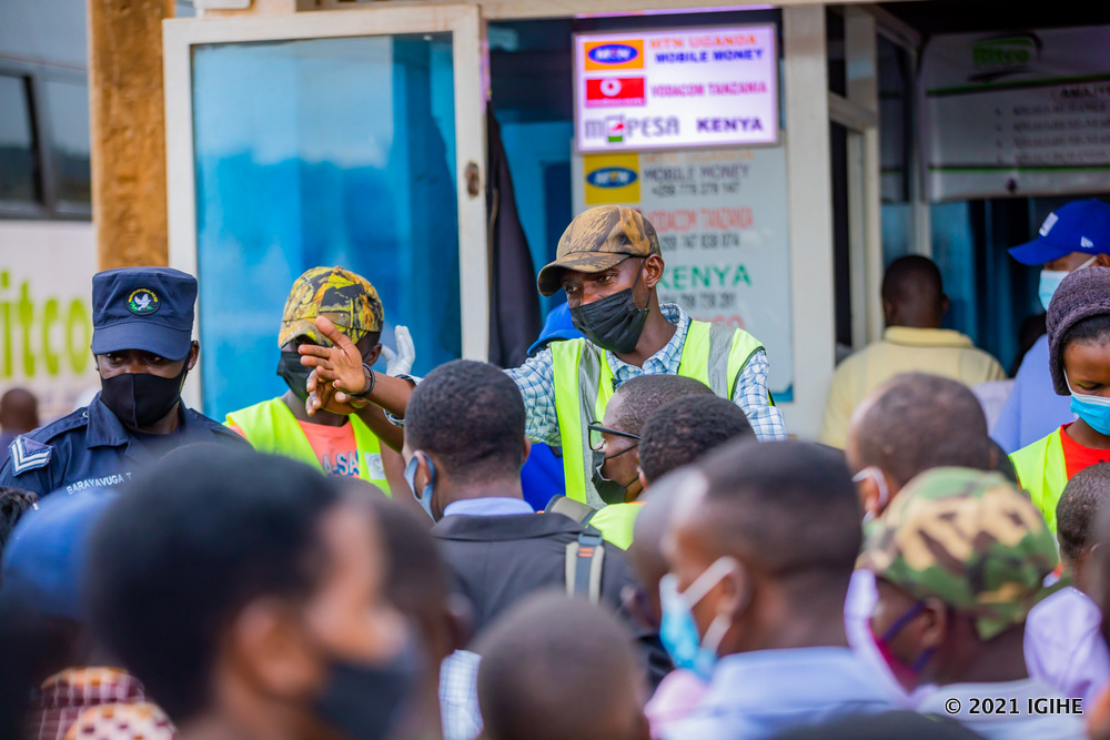 Abakoranabushake b'urubyiruko bagerageza kubwira abantu guhana intera mu kwirinda ikwirakwira rya COVID-19