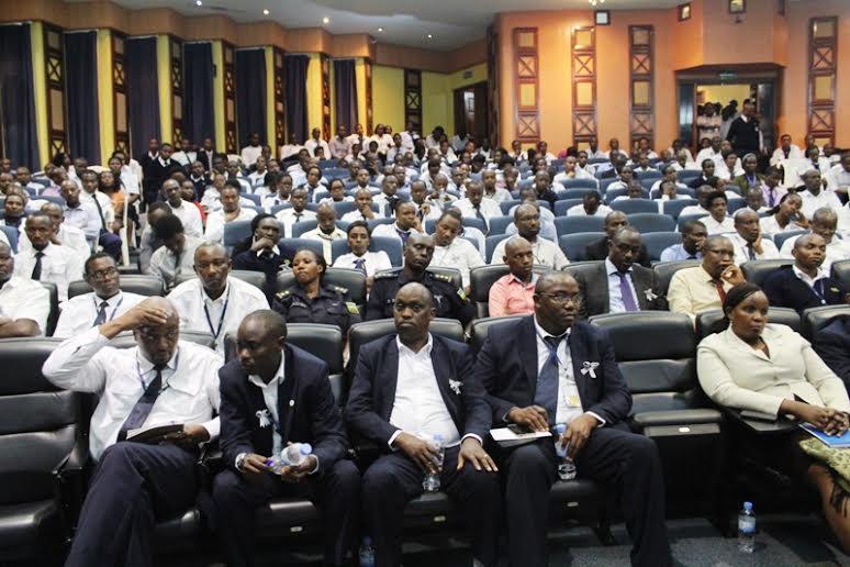 Abakozi b'ibi bigo bitabiriye uyu muhango wo kwibuka