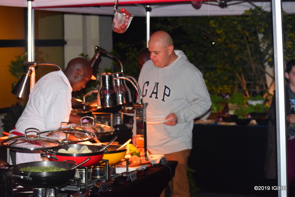 Abakozi ba Kigali Marriott Hotel bahereza abakiliya ibyo kurya n'inyama zokeje