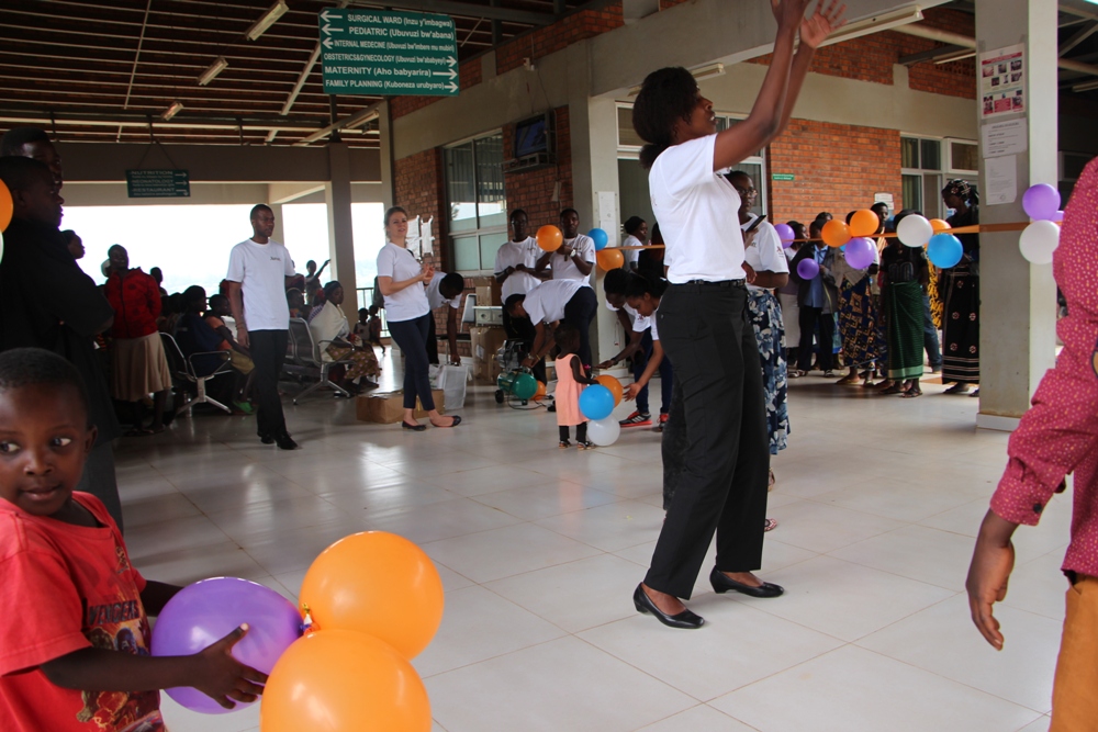 Abakozi ba Marriott bishimanye n'abana