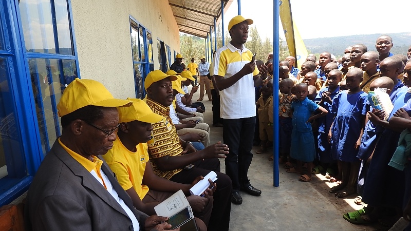 Abakozi ba MTN baganira n'abanyeshuri