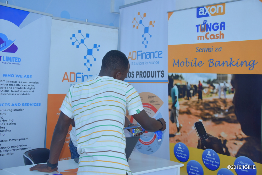 Abakozi ba Axon Tunga bakirana urugwiro abayigana
