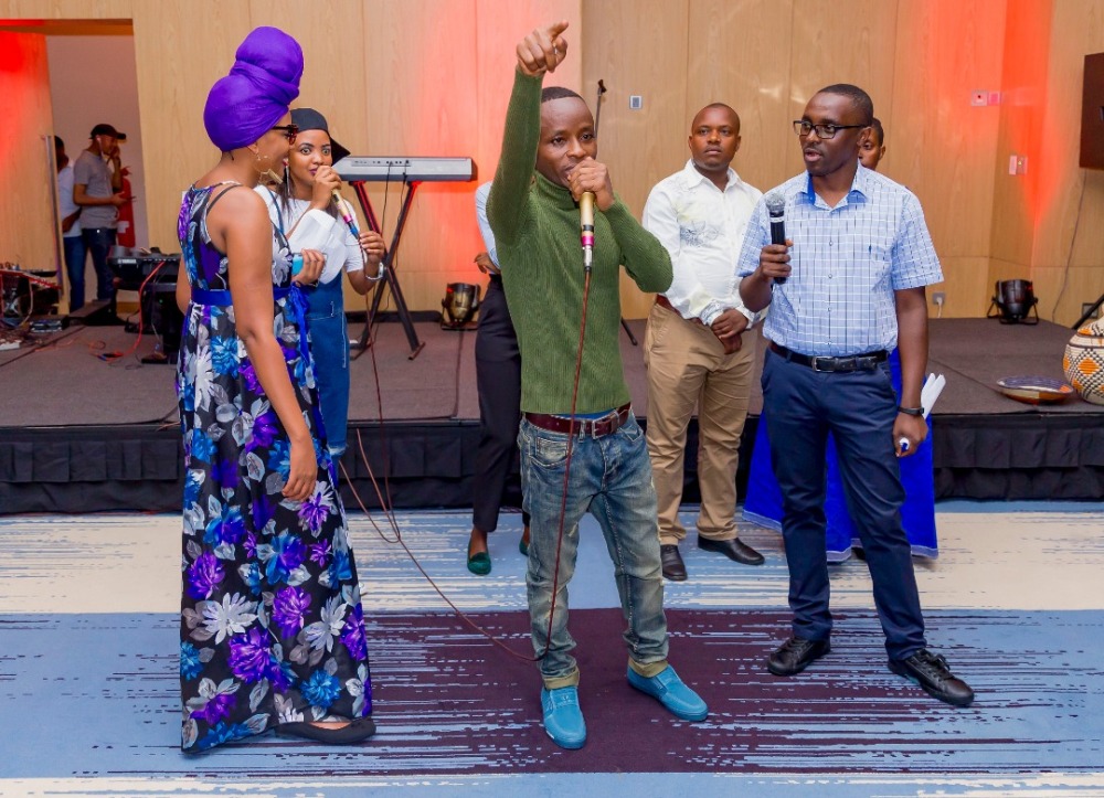 Abakozi bose barahura bakishima bakizihirwa bishimira ibyo bagezeho