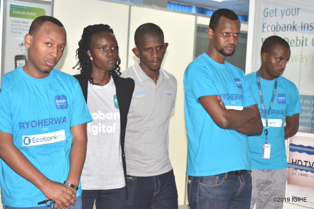 Abakozi muri Ecobank bari mu muhango wo gushimira abakiliya bahembwe