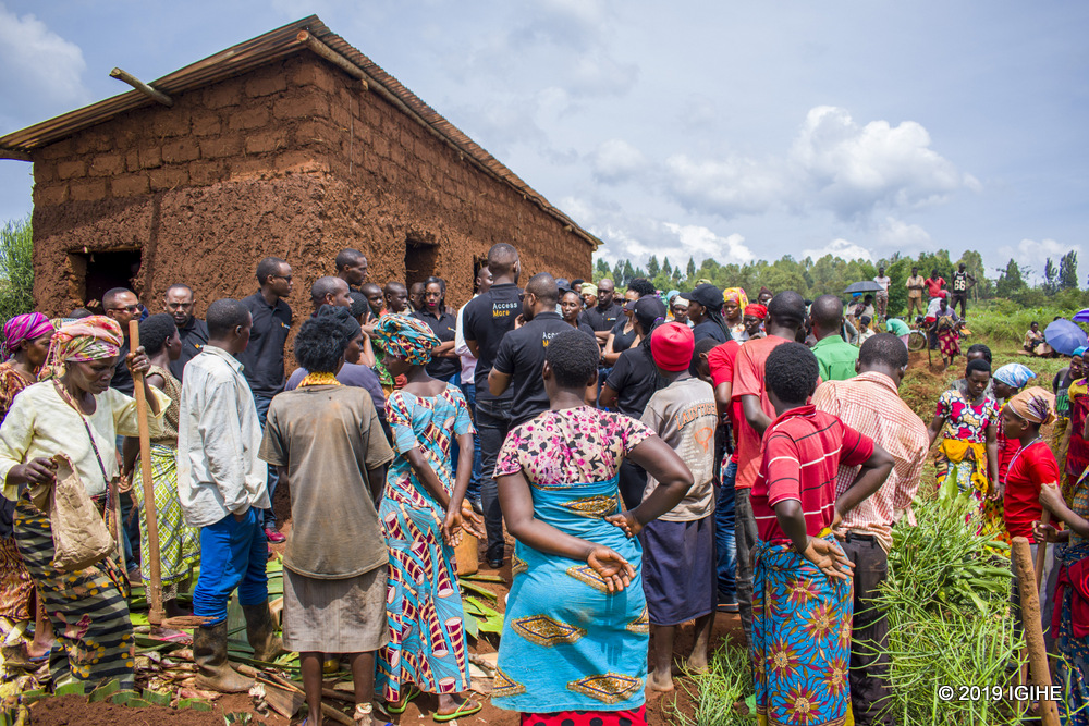 Abakozi n'abaturage bafatanyije gukora umuganda
