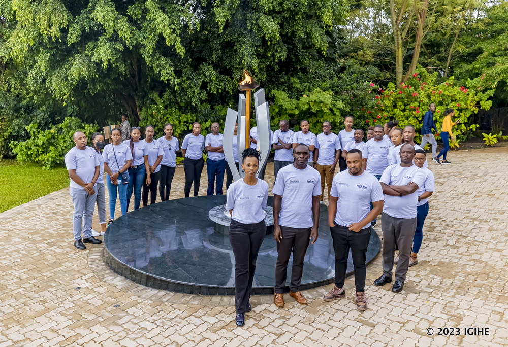 Abakozi n'abayobozi ba Park Inn basuye Urwibutso rwa Jenoside rwa Kigali ruri ku Gisozi