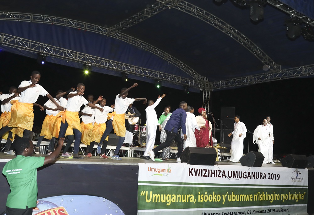 Abana b'abahungu bafashije Danny Vumbi kubyina