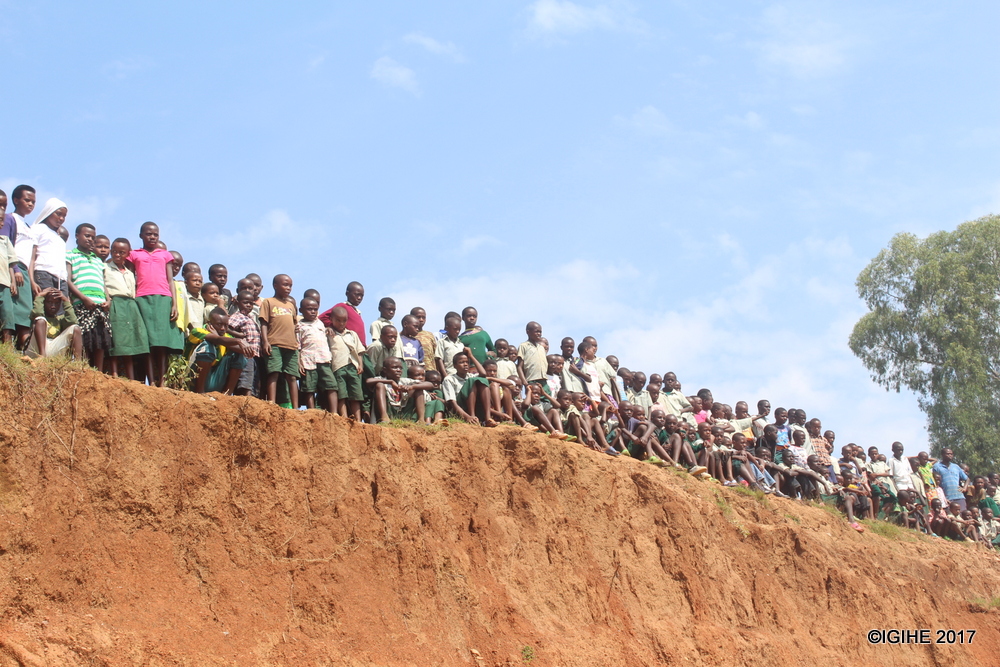 Abafana baba bicaye hejuru y'umukingo
