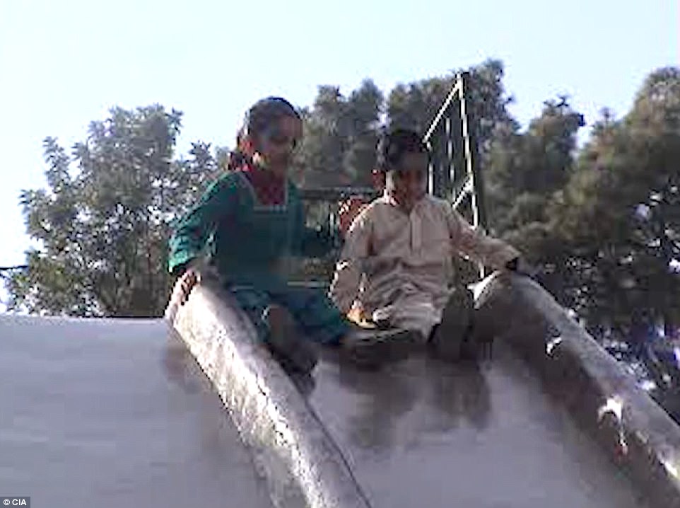 Aya mashusho agaragaza abana bari mu rugo bidagadura