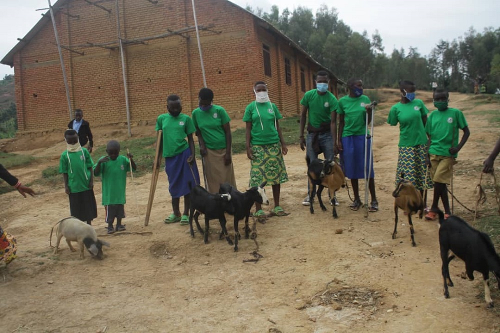 Abana bafite ubumuga bahabwa ingurube cyangwa ihene