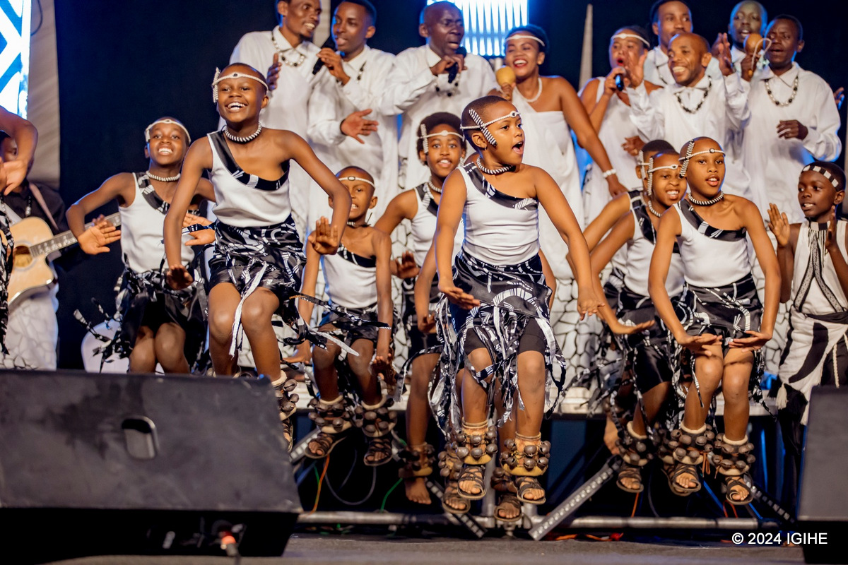 Abana babyinnye imbyino za kinyarwanda bishimisha benshi