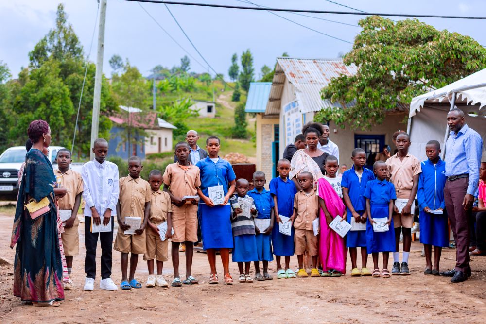 Abana batsinda neza muri EP Mushirarungu bahembwe ibikoresho by'ishuri