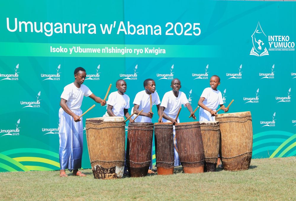 Abana bigishijwe kuvuza ingoma