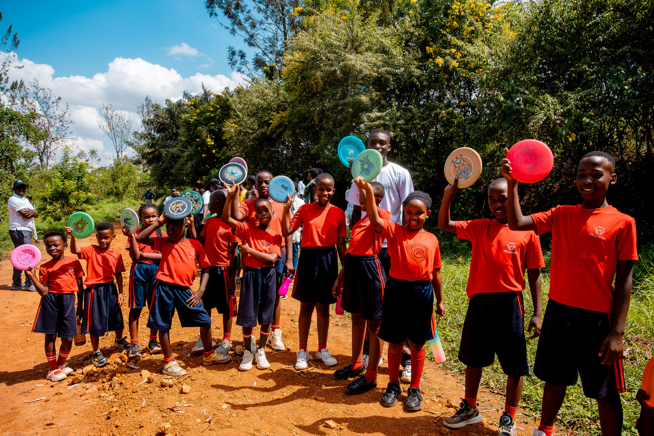 Abana biga nu mashuri abanza batangiye kwigishwa gukina Disc Golf