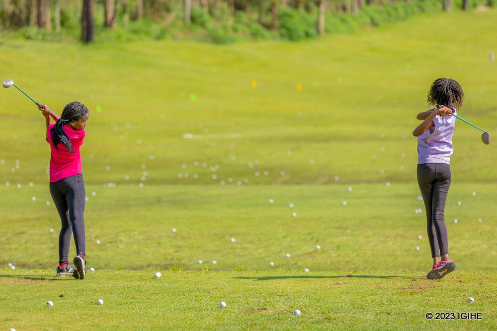Abana bigishwa uburyo bwo gutera agapira ka Golf