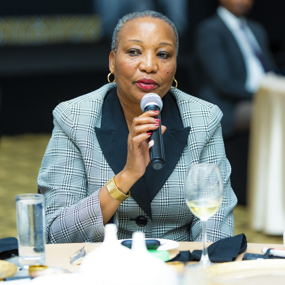 Abantu bagiye bitanga inkoni ku giti cyabo ndetse n'ibigo muri rusange