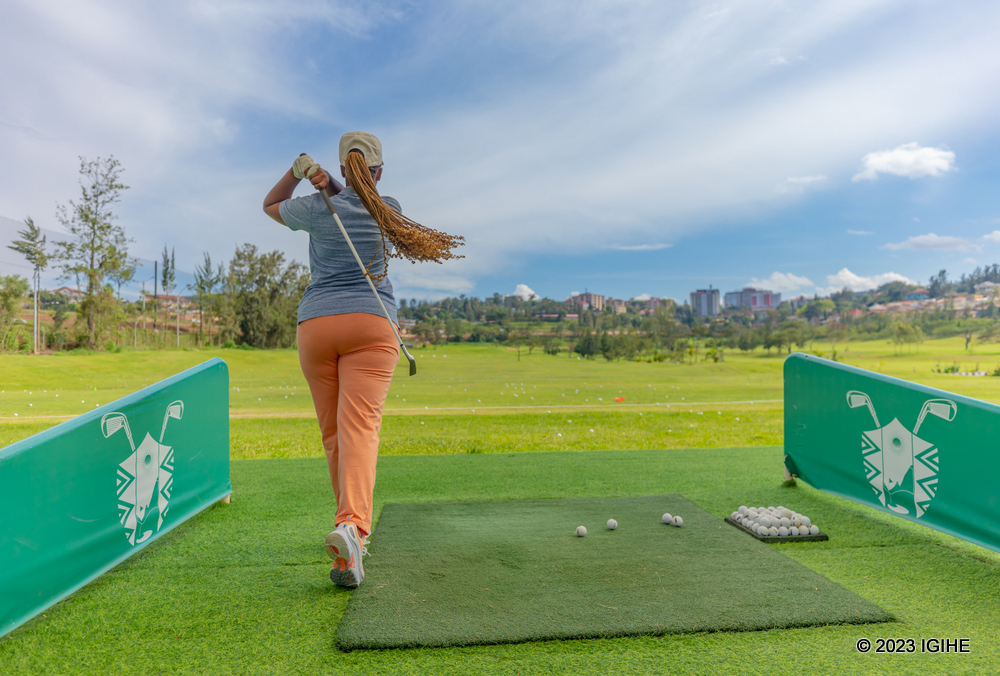 Abantu bakuru babyifuza na bo bafashwa kwiga gukina Golf