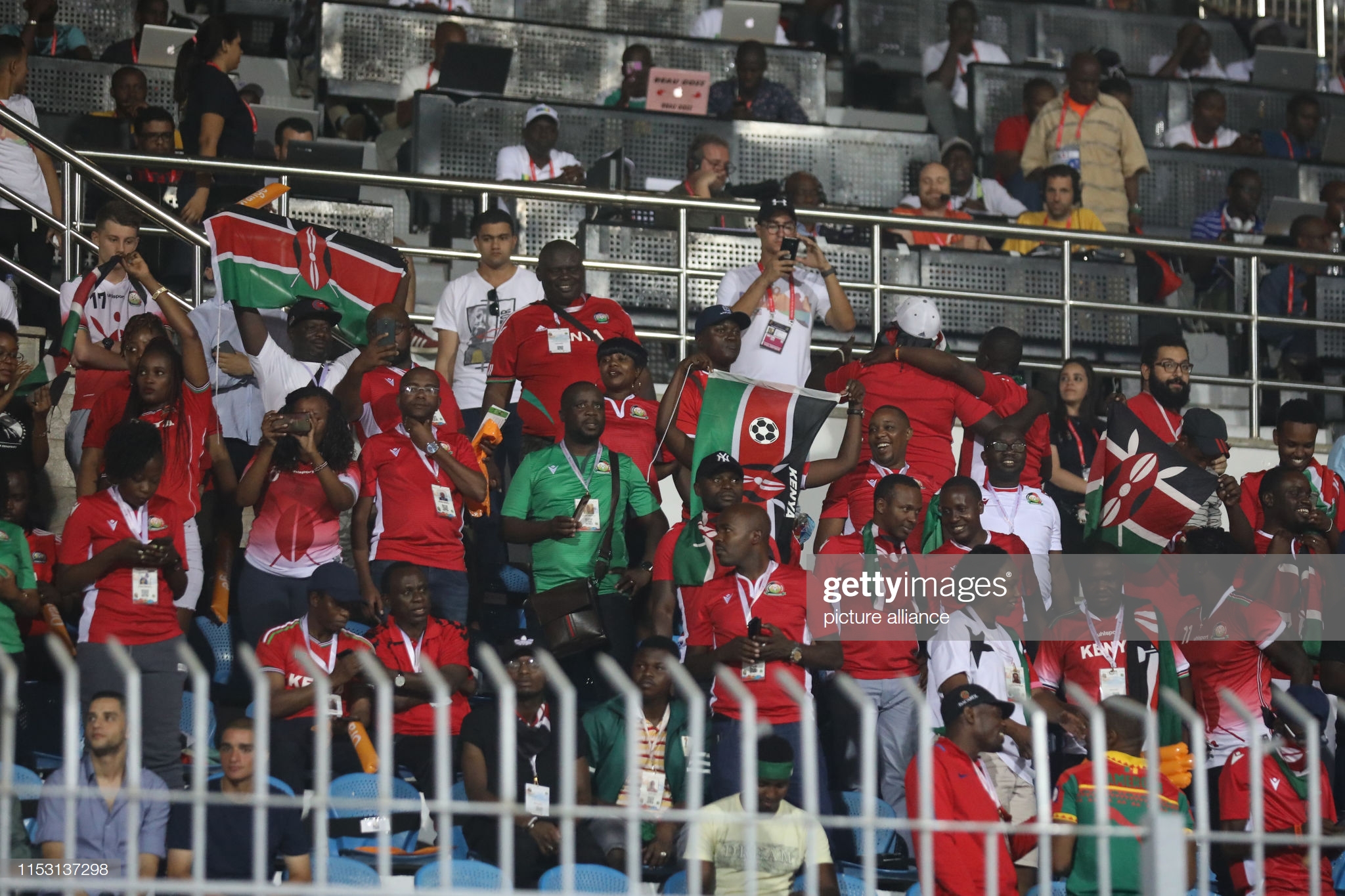 Abanya-Kenya baherekeje ikipe yabo mu Misiri