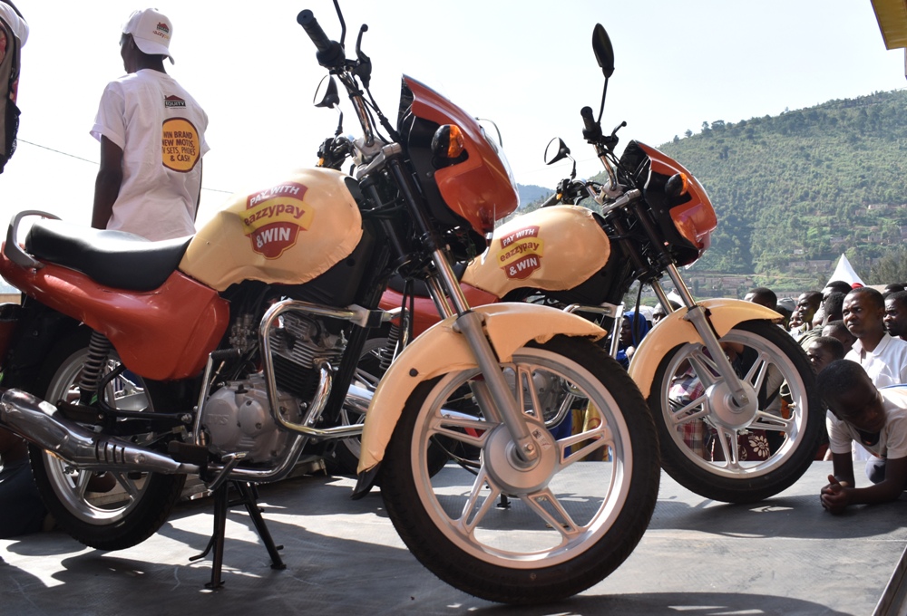 Abanyamahirwe babiri bahembwe moto