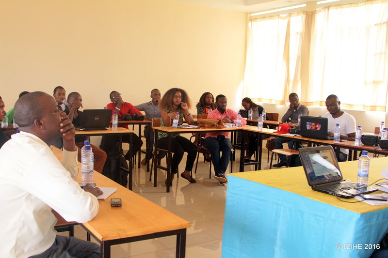 Abanyamakuru basobanurirwa uko amarushanwa ateye