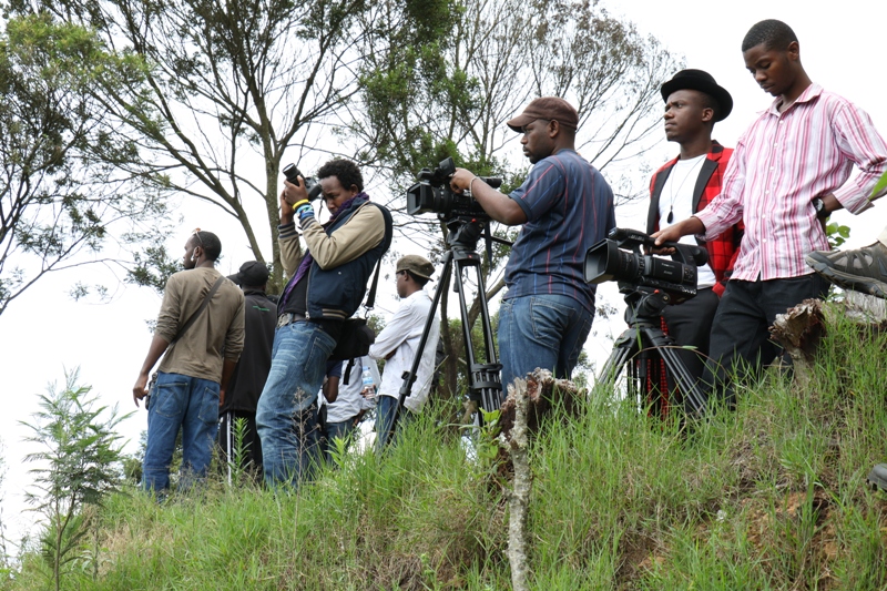Abanyamakuru batwawe no gufotora ibiyaga n'ibirunga