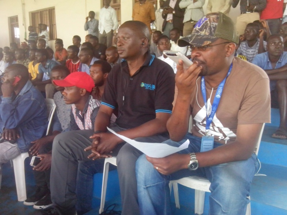 Abanyamakuru bogezaga umupira bicaranye n'abafana