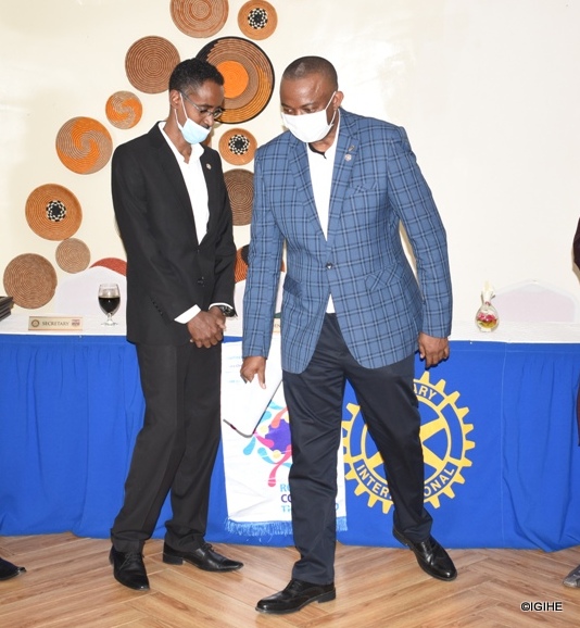 Abanyamuryango bashya babiri binjijwe muri Rotary Club Kigali Virunga