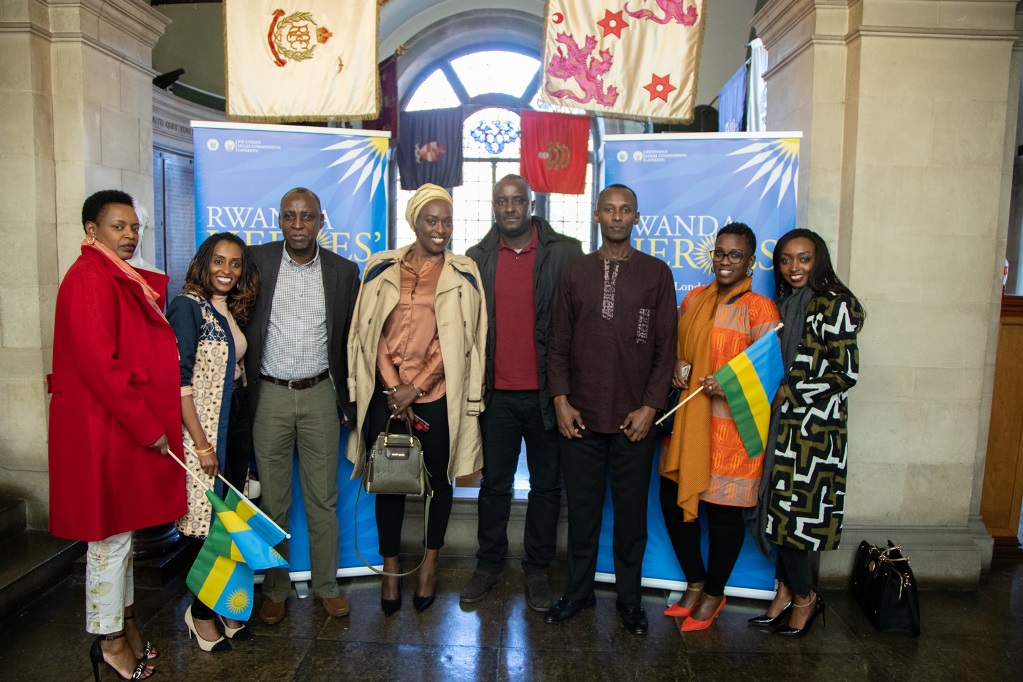 Abanyarwanda batuye mu Bwongereza bafata ifoto y'urwibutso nyuma yo kwizihiza Umunsi w'Intwari