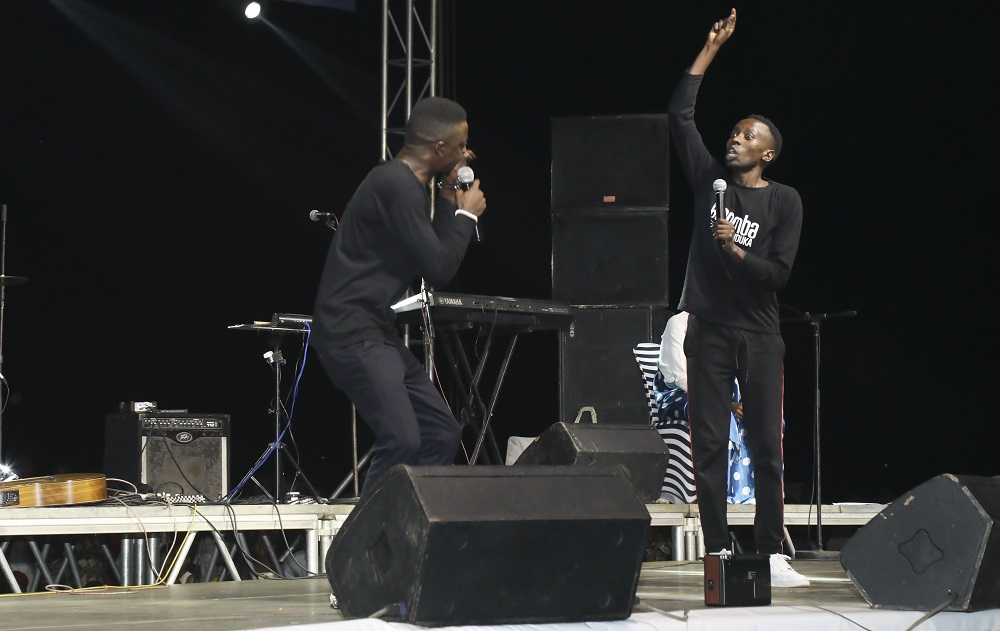 Abanyarwenya Japhet na 5K Etienne ba Daymakers batanze ubutumwa binyuze muri Bigomba guhinduka