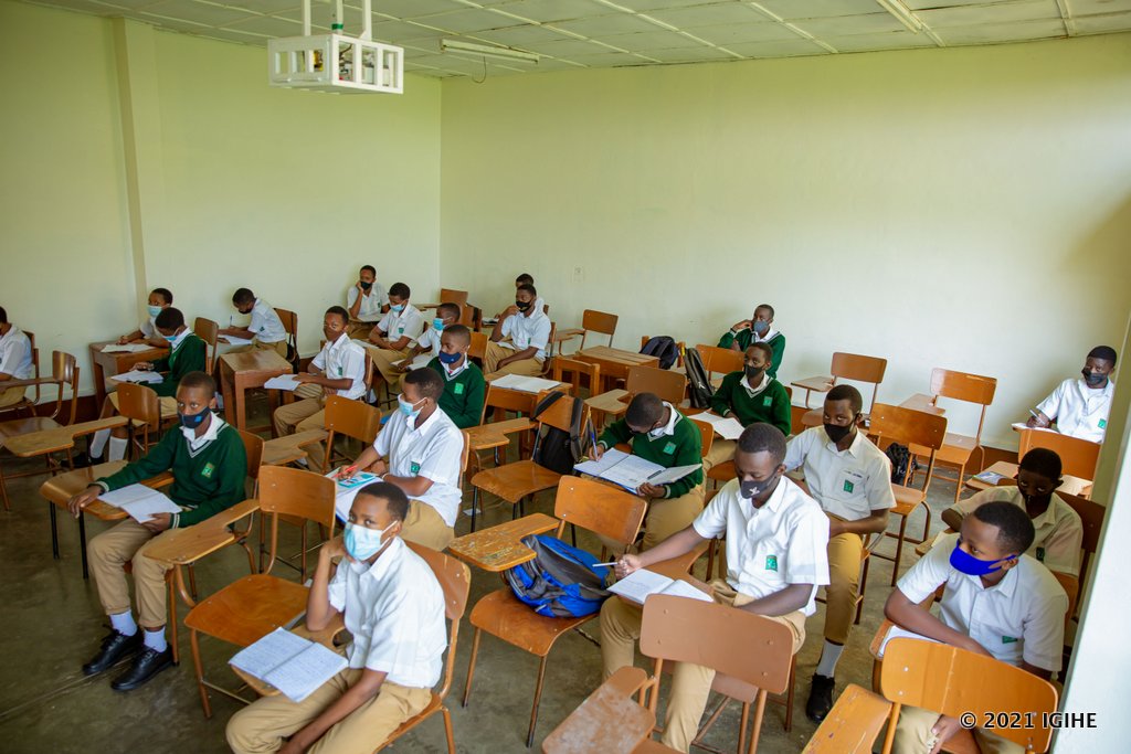 Abanyeshuri bacumbikiwe mu kigo bari gusubira mu masomo