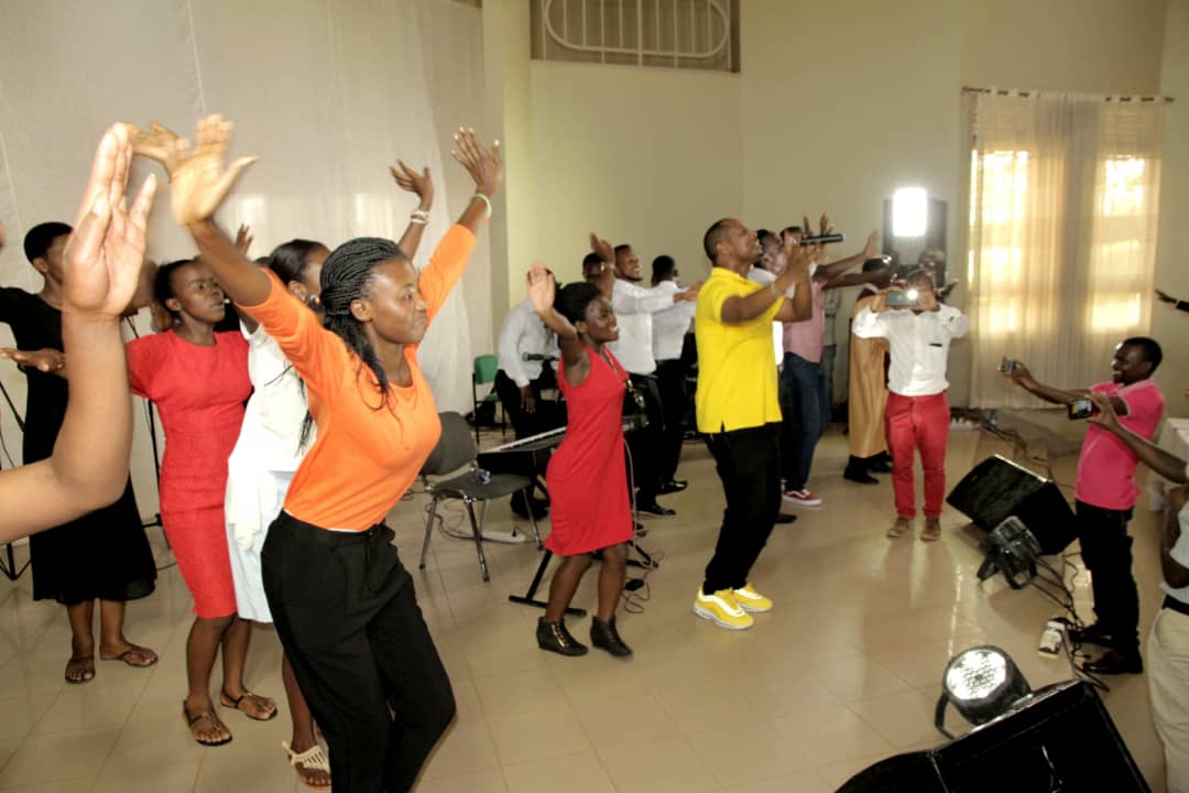 Abanyeshuri bafatanyije na Kizito kuririmba no kubyina