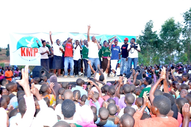 Abanyeshuri bishimye bageze aho basanga umuhanzi Kizito ku rubyiniro