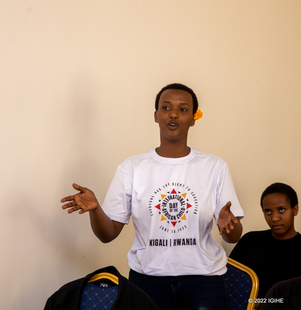 Abanyeshuri bahawe umwanya wo kubaza ibibazo bitandukanye