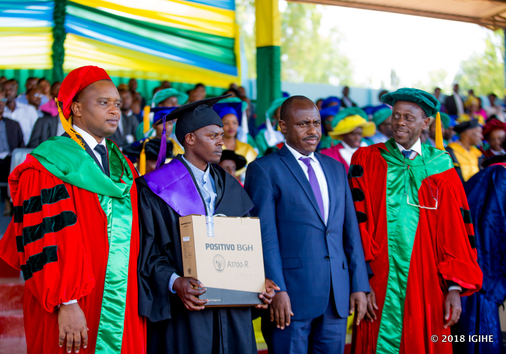 Abanyeshuri bahize abandi mu masomo bashimwe