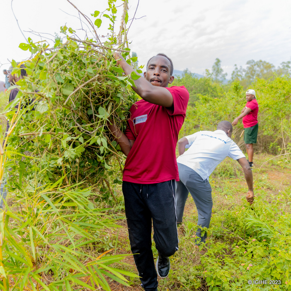 Abanyeshuri bakoze umuganda wo gukora isuku