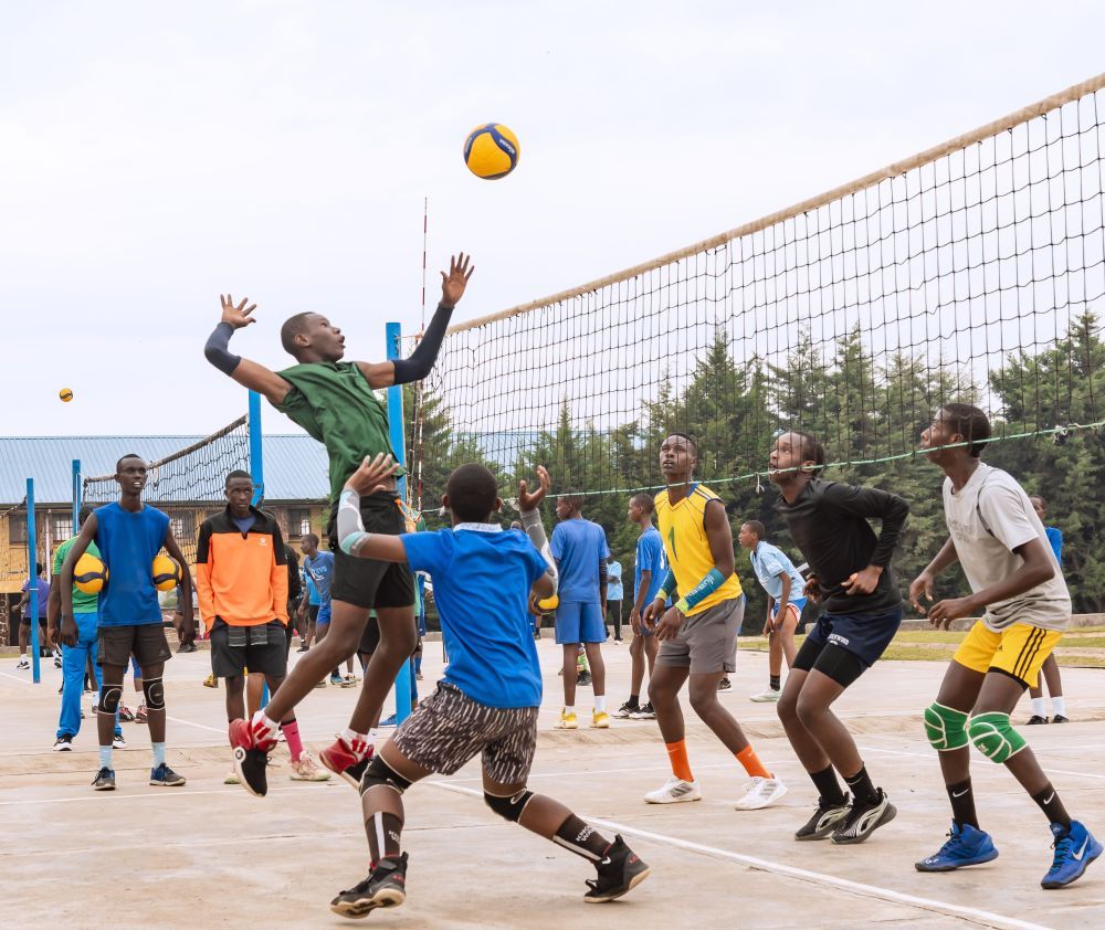 Abanyeshuri banagaragaje impano muri Volleyball
