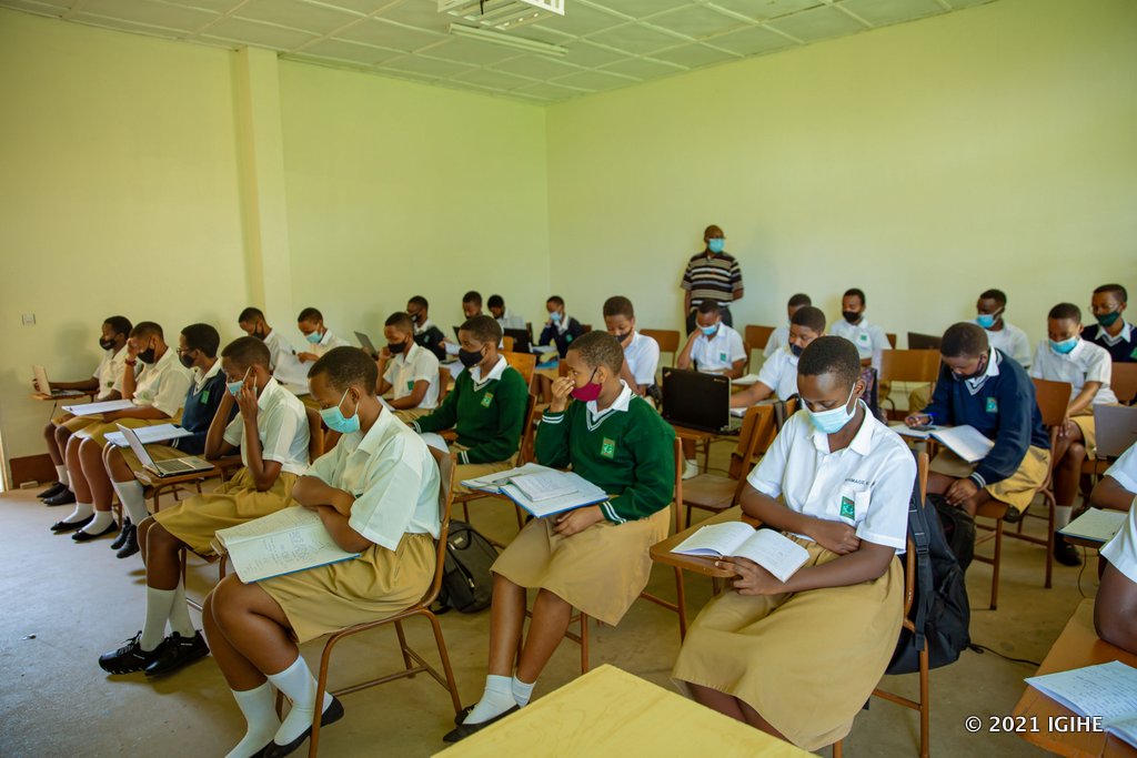Mu bigo bimwe abanyeshuri bafashwa gusubira mu masomo muri iki gihe amashuri muri Kigali afunze