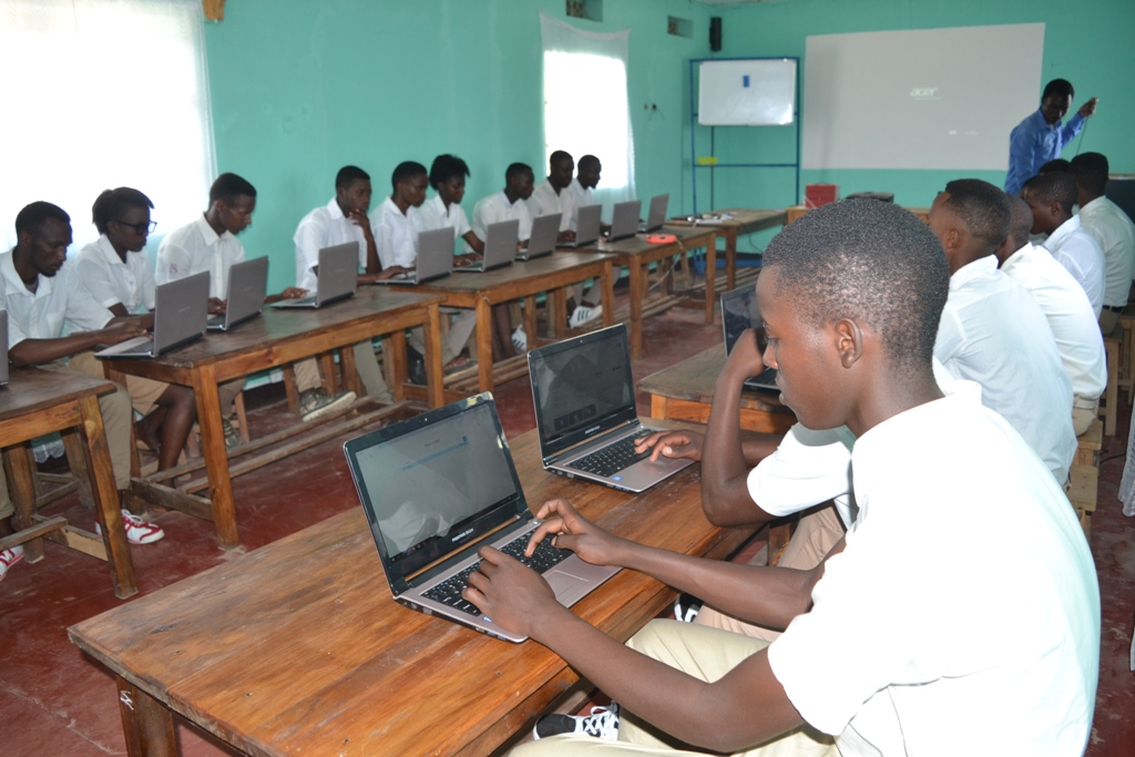 Mu cyumba cyigishirizwamo ikoranabuhanga buri munyeshuri yagenewe mudasobwa ye
