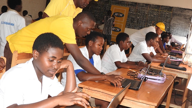 Abanyeshuri berekwa byinshi kuri mudasobwa zatanzwe