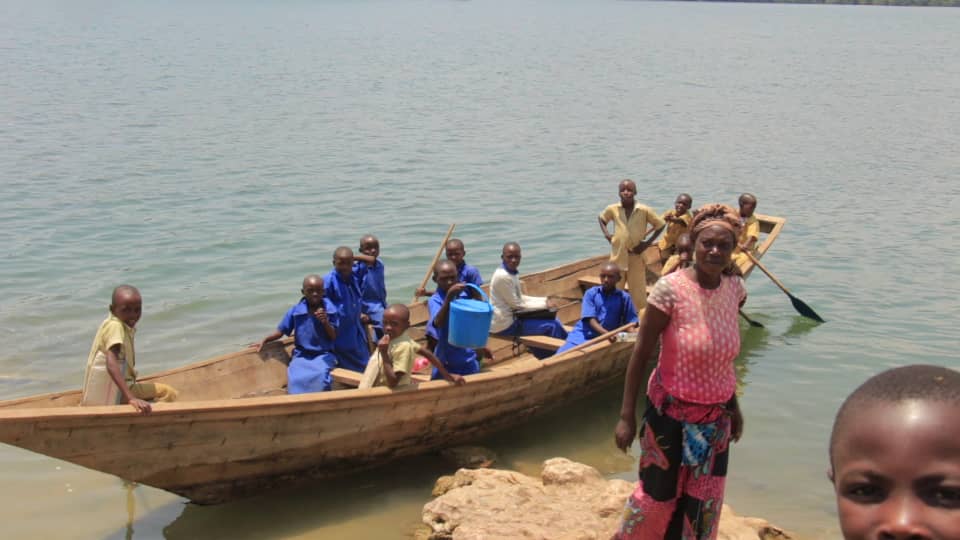 Abanyeshuri bo mu mashuri abanza bajya kwiga banyuze mu bwato