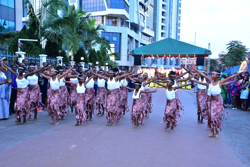 Abanyeshuri biga mu mashuri abanza bigishijwe kubyina bya kinyarwanda