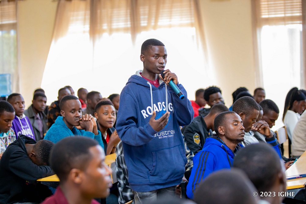 Abanyeshuri bisanzuye basobanuza ibibazo ku ndwara zo mu mutwe