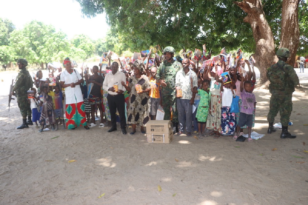 Abanyeshuri bishimiye guhabwa ibikoresho by'ishuri