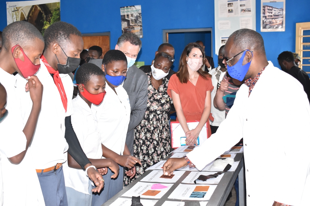 Abanyeshuri bo muri GS Rukira bagaragaje bimwe mu byo biga