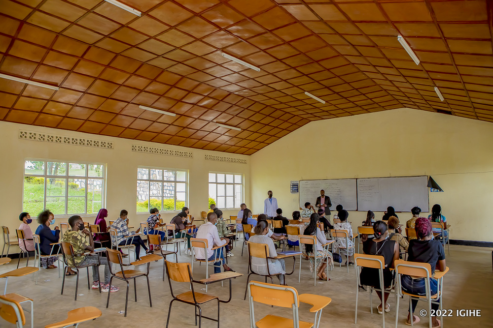 Har ibyumba bya mudasobwa bibiri abanyeshuri bakoresha