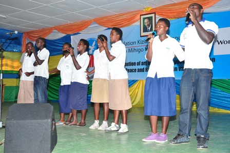 Abanyeshuri nabo baririmbye indirimbo y'amahoro bahimbye