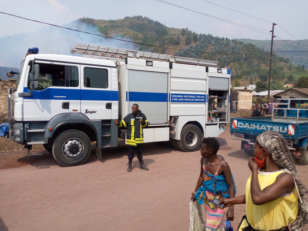 Abapolisi bashinzwe kuzimya umuriro bafashije abaturage bari batangiye gutabara umuturanyi wabo