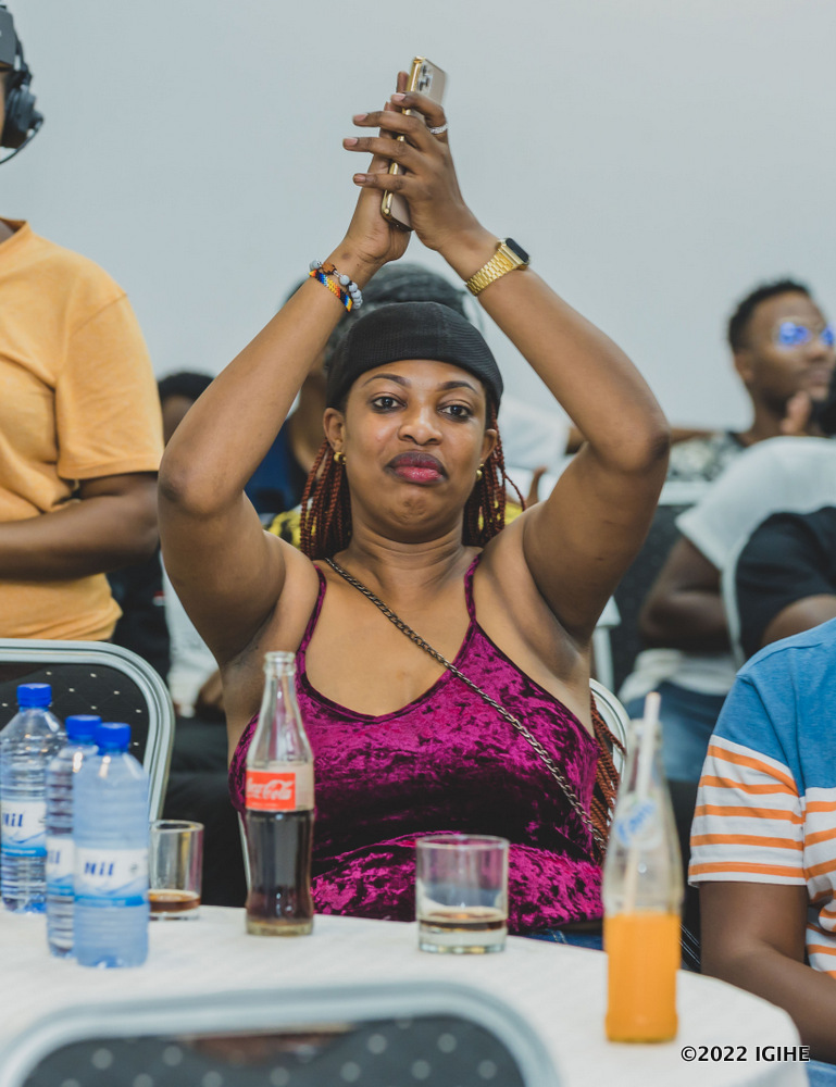 Abafana bari bafite akanyamuneza